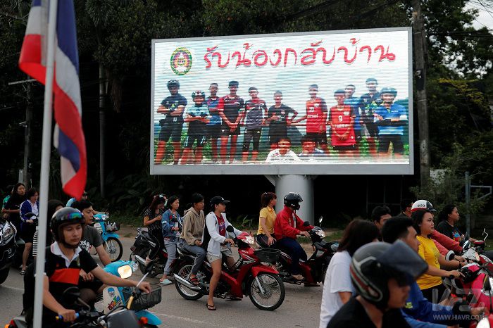 AR让我们穿越困住泰国被困足球少年的洞穴 