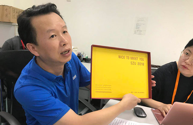 深圳大学将VR眼镜放进录取通知书 让新生提前“逛”校园