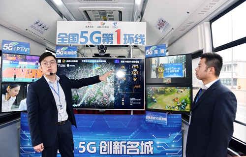 成都开通全国首辆5G公交 VR看大熊猫直播丝毫不卡