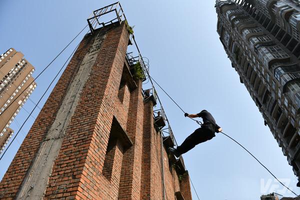 重庆举办警营开放日活动 VR技术助力特警训练
