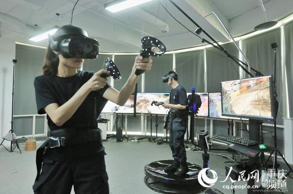 重庆举办警营开放日活动 VR技术助力特警训练