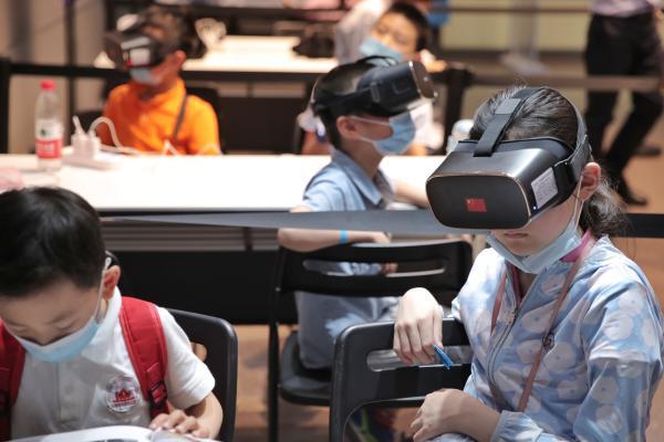 戴上VR眼镜看《星际穿越》，上海科技节“科学之夜”开启航天追星之旅